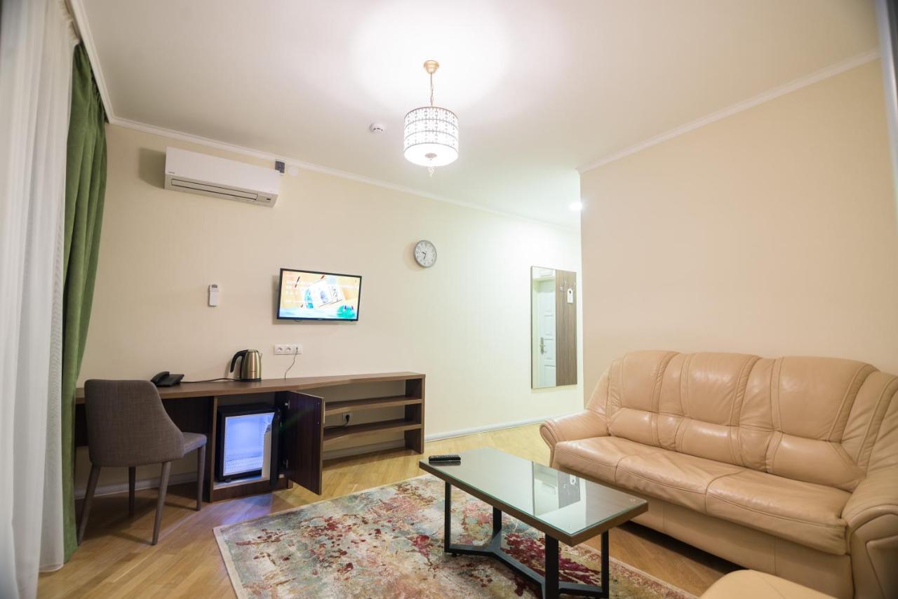 Hotel Pivdenniy Lwów Zewnętrze zdjęcie